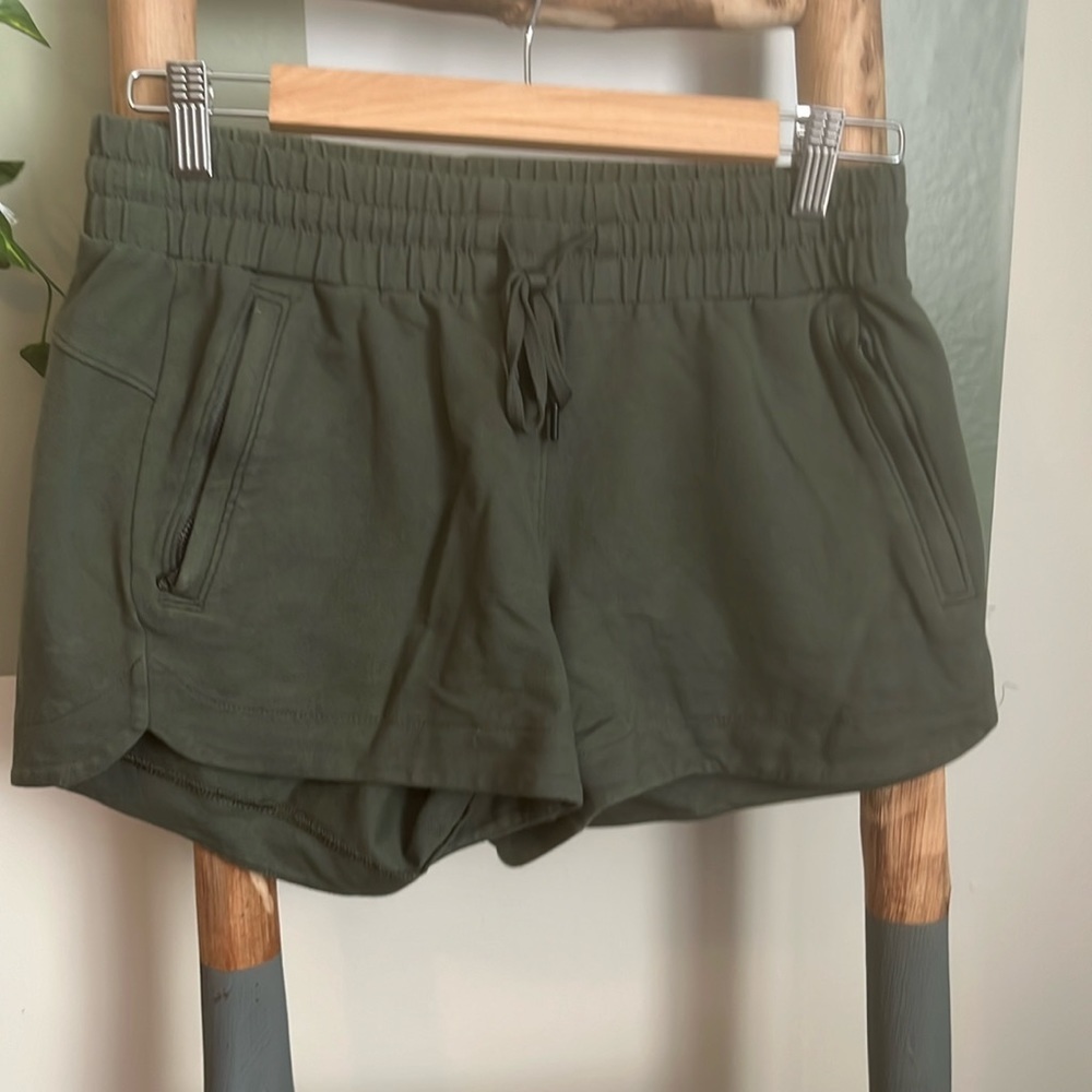CALIA OLIVE GREEN SHORTS WITH ZIPPER POCKETS SIZE XS